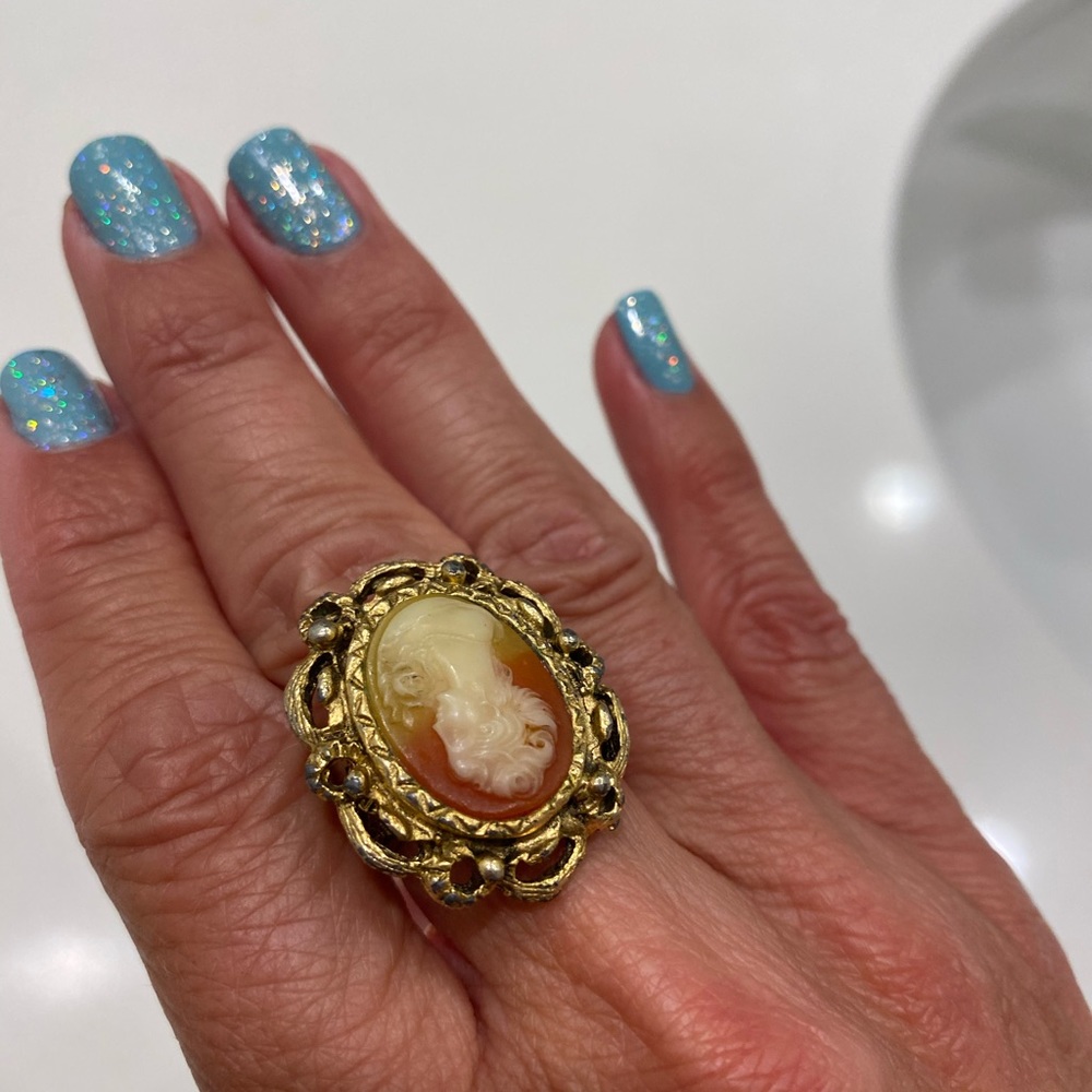 Authentic Vintage - cameo ring - nice find!